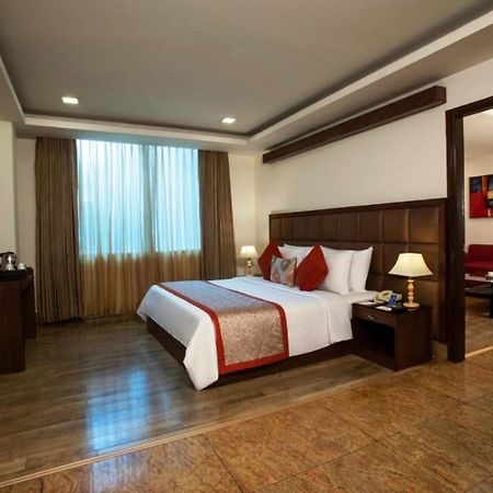 Taurus Sarovar Portico New Delhi Exterior photo