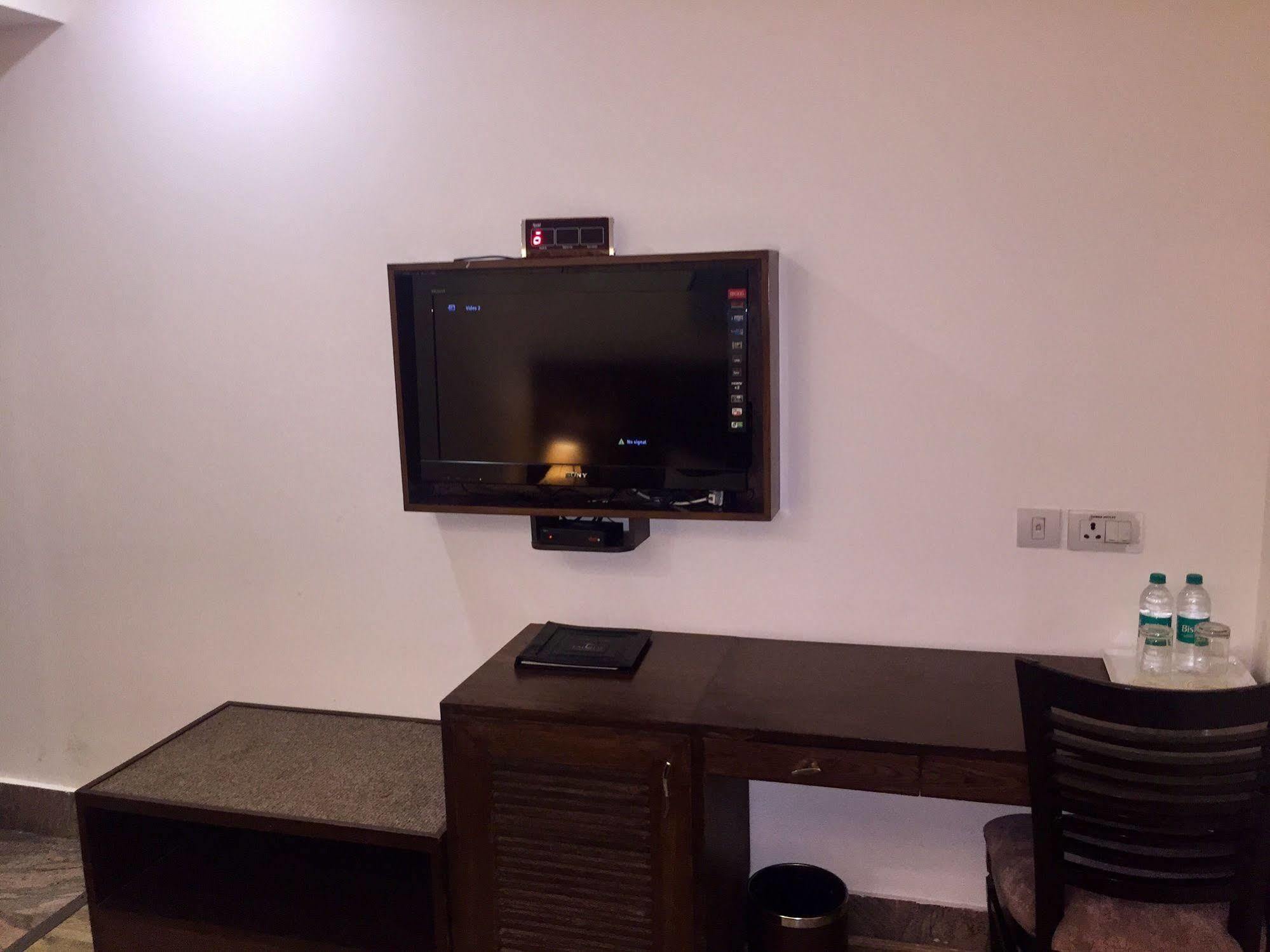 Taurus Sarovar Portico New Delhi Exterior photo