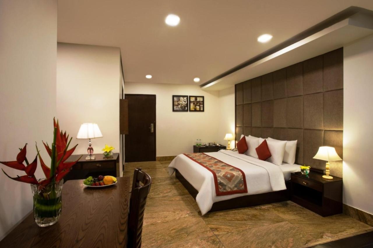 Taurus Sarovar Portico New Delhi Exterior photo