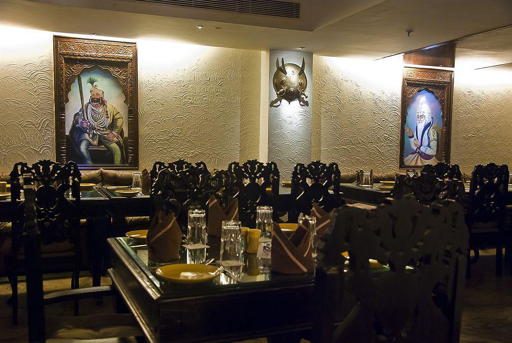 Taurus Sarovar Portico New Delhi Exterior photo
